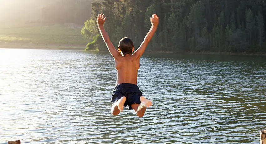  Børn hopper i søen