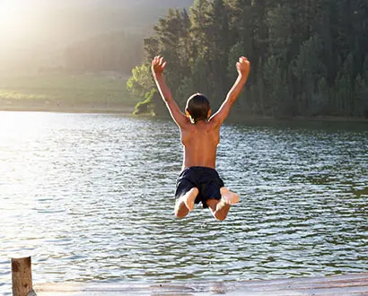  Børn hopper i søen