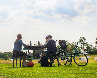 Cyklister har stannat för fika vid ett picknickbord
