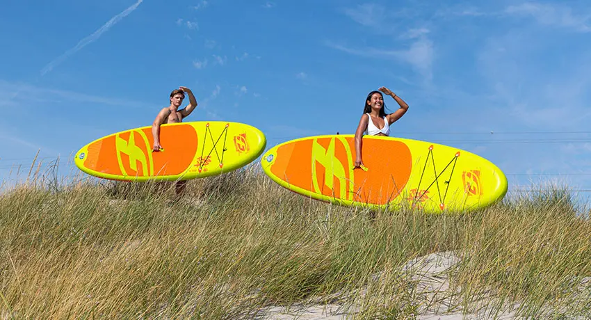  To personer, der holder et surfbræt