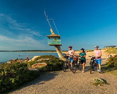 Cyklister längs kusten i Halmstad